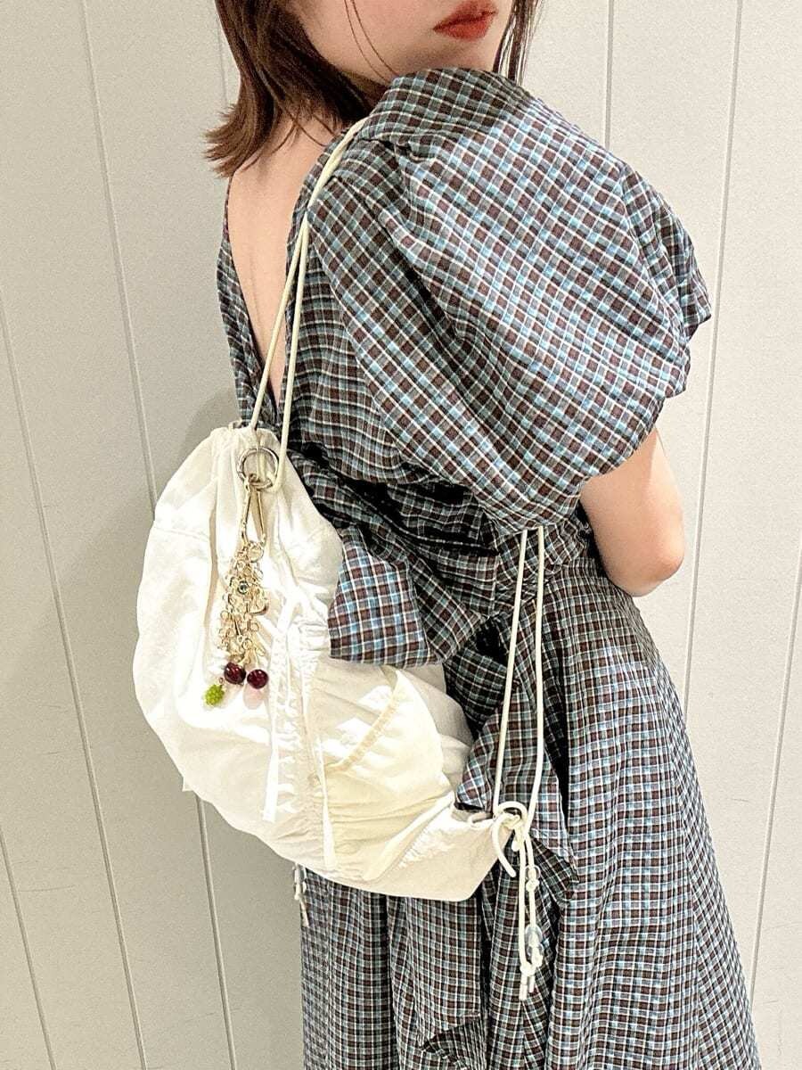 「骨格ナチュラル、イエベ春、春コーディネート、リラックス、ワンピース、夏コーデ、カラーコディネート、カジュアルテイスト、チェック」｜「LILY BROWNのバックリボンボリュームスリーブワンピース（ワンピース、その他）」を使った、LILY BROWNさん（レディース・160cm）の春コーディネートの7枚目の写真