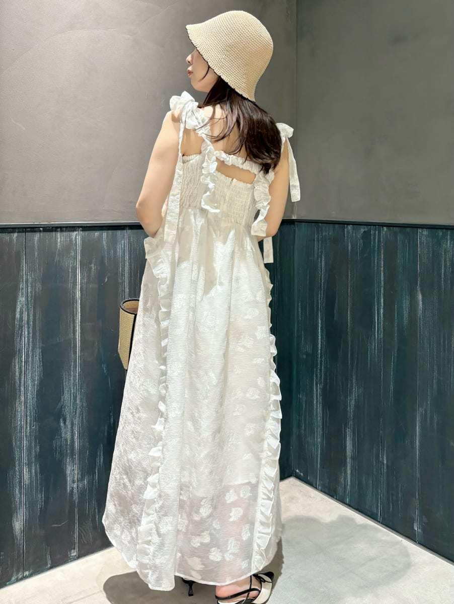 「骨格ウェーブ、ジャガード、ブルベ夏、リラックス、ワンピース、夏コーデ、デートコーデ、カジュアルテイスト、フリル、MARY QUANT」｜「LILY BROWNのシアージャカードフリルリボンワンピース（ワンピース、ホワイト系）」を使った、LILY BROWNさん（レディース・155cm）の夏コーディネートの4枚目の写真