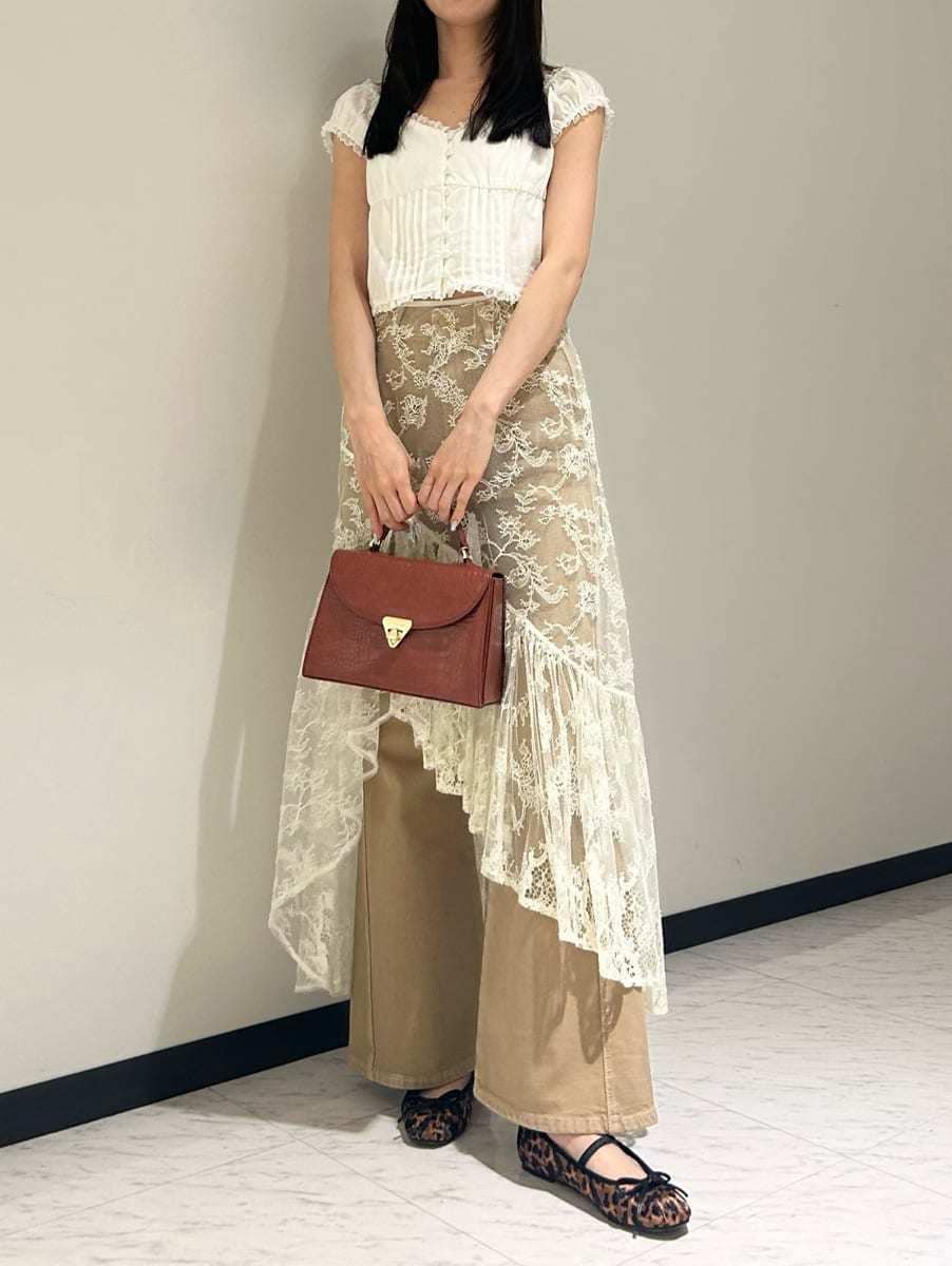 「骨格ウェーブ、デニム、スカート、ブラウス、レイヤード、ホワイトコーデ」|「LILY BROWNのコットンレースヴィンテージブラウス(シャツ/ブラウス、ホワイト系)」を使った、LILY BROWNさん(レディース・163cm)の夏コーディネートの4枚目の写真