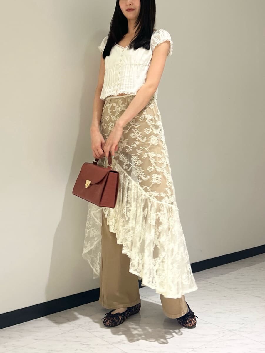「骨格ウェーブ、デニム、スカート、ブラウス、レイヤード、ホワイトコーデ」|「LILY BROWNのコットンレースヴィンテージブラウス(シャツ/ブラウス、ホワイト系)」を使った、LILY BROWNさん(レディース・163cm)の夏コーディネートの2枚目の写真
