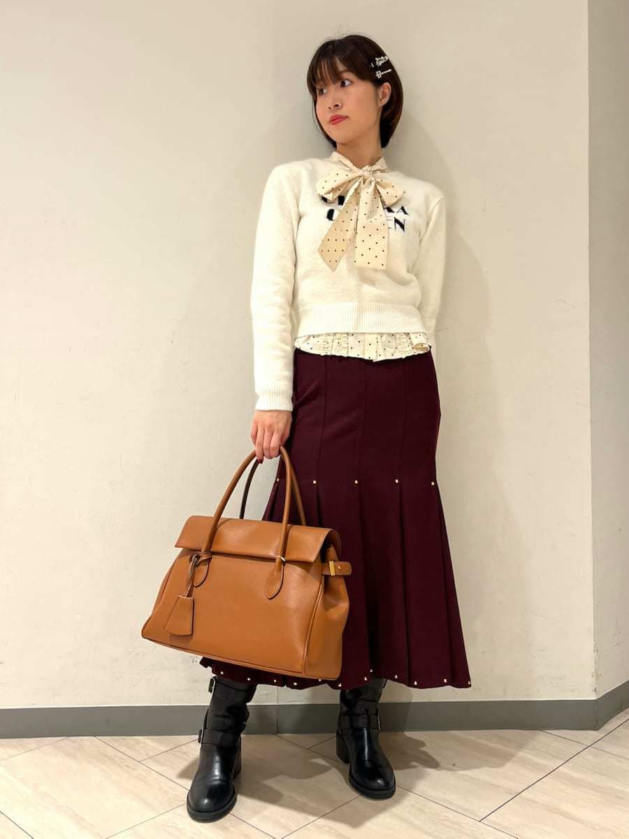 その他のシャツ/ブラウス、イエロー系のトートバッグ、ブラック系のヘアピンを着用したレディースの冬コーディネートの2枚目の写真