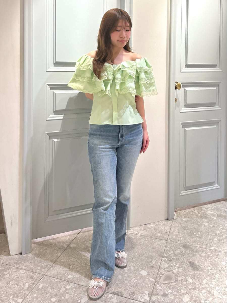 ブルー系のデニムパンツ、グリーン系のシャツ/ブラウスを着用したレディースの春コーディネートの5枚目の写真