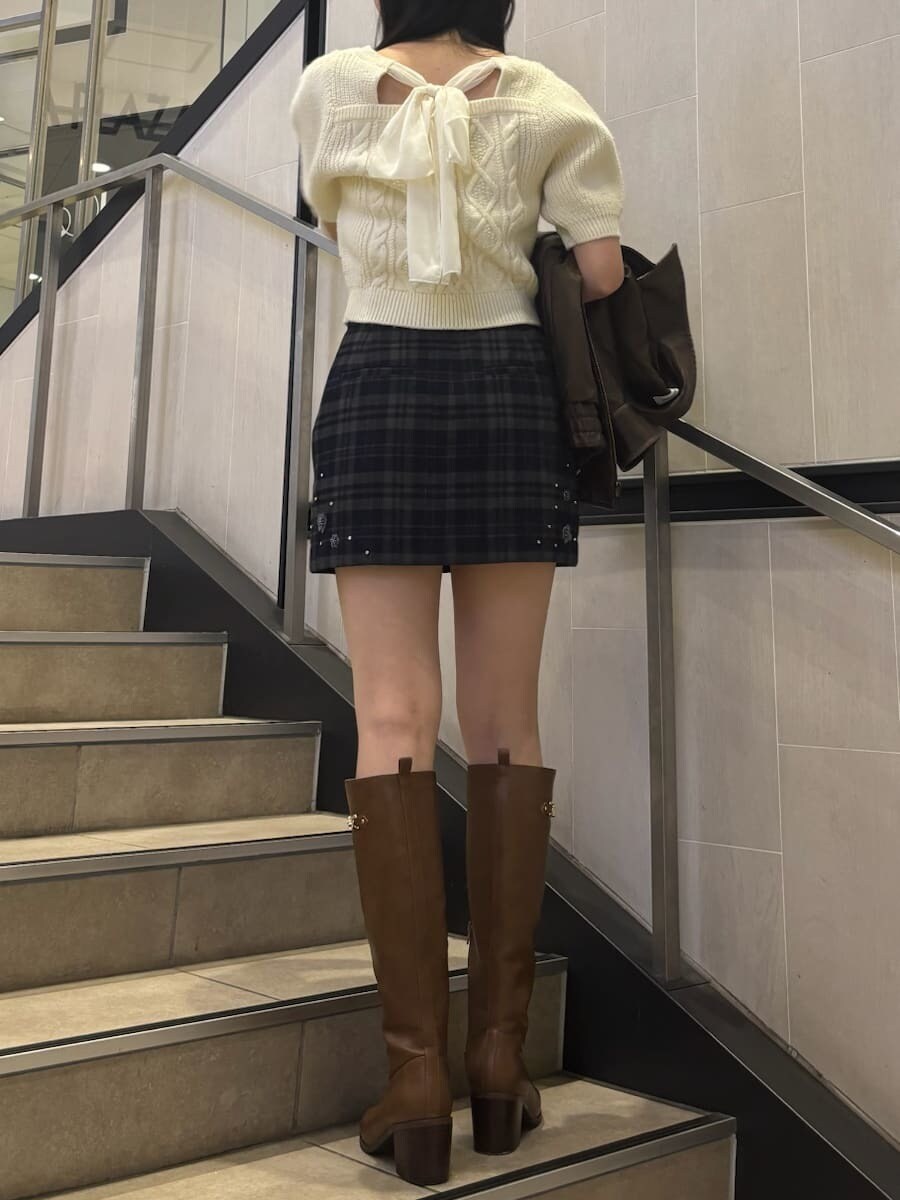 ホワイト系のニット/セーター、その他のスカート、ブラウン系のブルゾンを着用したレディースの秋コーディネートの5枚目の写真