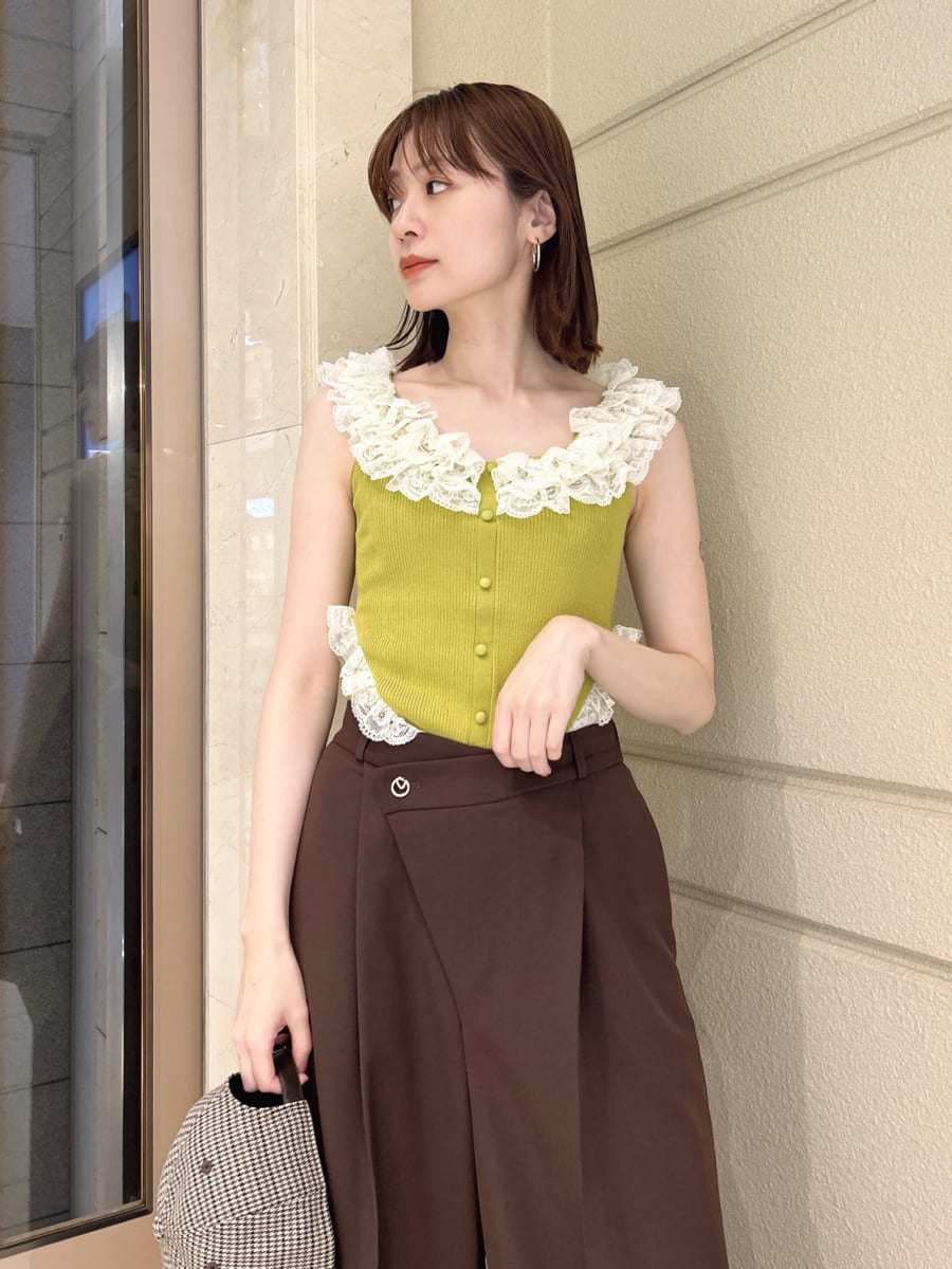 「骨格ウェーブ、イエベ春、イエローベース、タンクトップ、パンツスタイル、スタイルアップ、カラーコディネート、フリル」｜「LILY BROWNの2wayレースフリルニットトップス（ニット/セーター、グリーン系）」を使った、LILY BROWNさん（レディース・157cm）の夏コーディネートの8枚目の写真