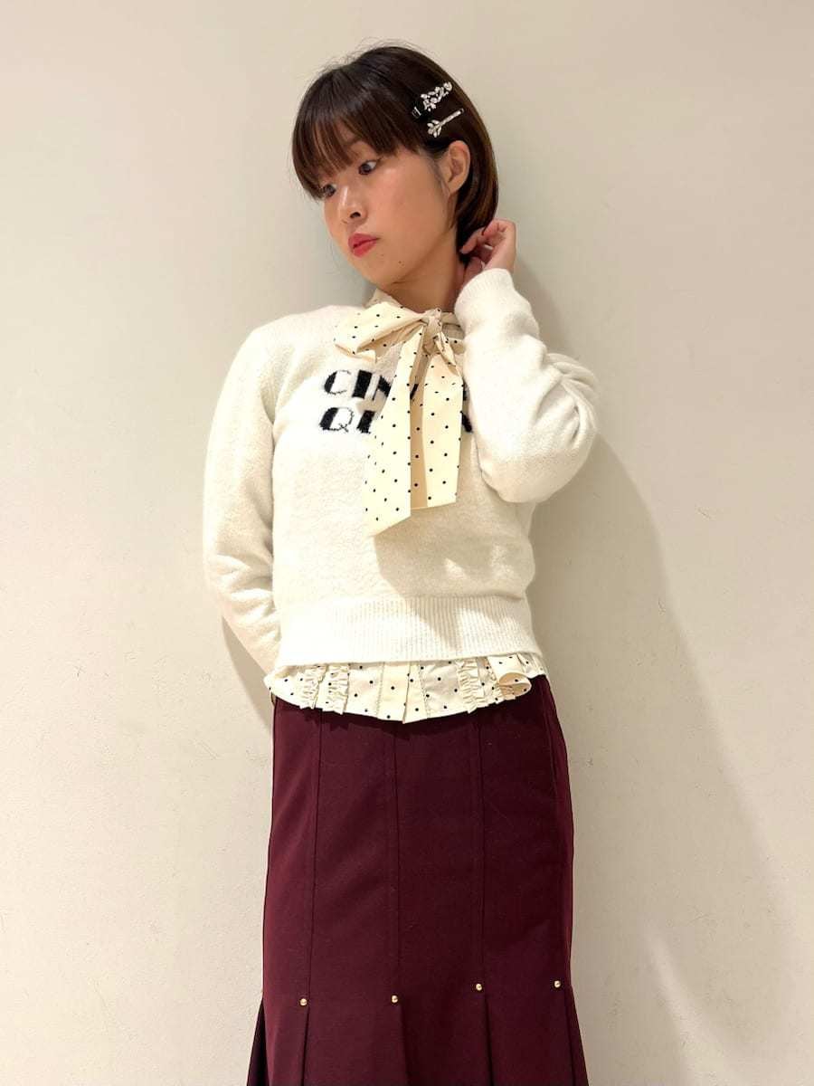 その他のシャツ/ブラウス、イエロー系のトートバッグ、ブラック系のヘアピンを着用したレディースの冬コーディネートの6枚目の写真