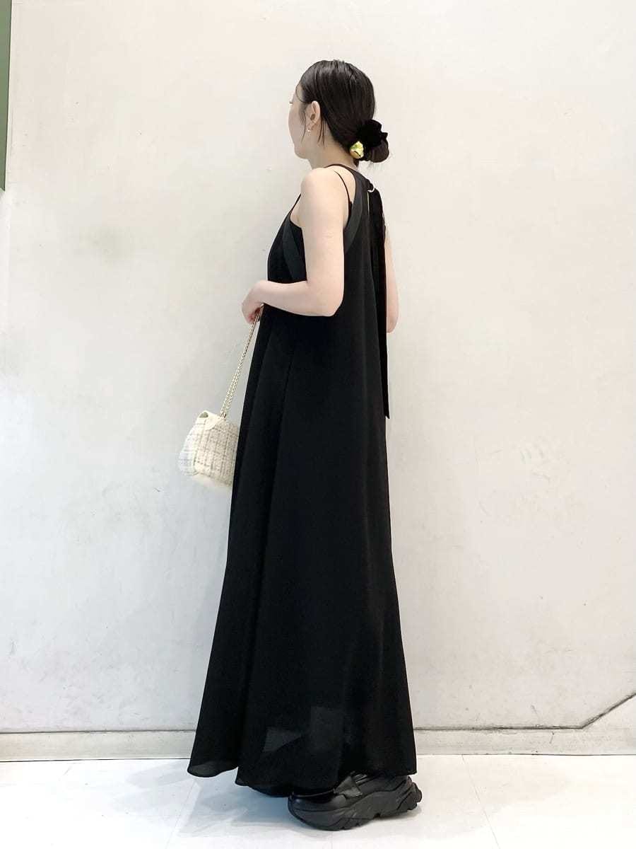「骨格ウェーブ、イエベ春、イエローベース、モード、リラックス、モノトーンコーデ、低身長コーデ」｜「LILY BROWNのゴールドチェーンショルダーバッグ（ショルダーバッグ、ホワイト系）」を使った、LILY BROWNさん（レディース・154cm）の夏コーディネートの6枚目の写真