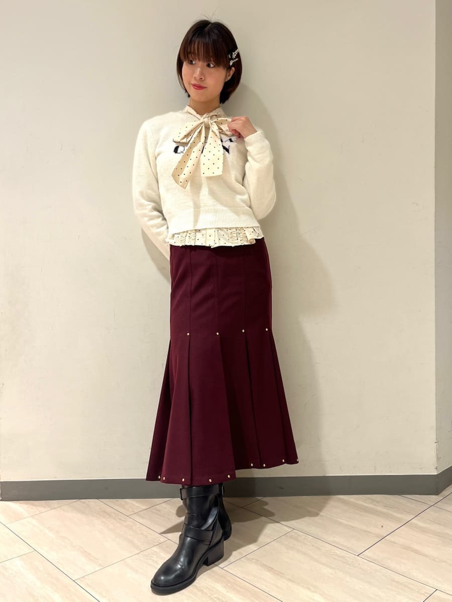 その他のシャツ/ブラウス、イエロー系のトートバッグ、ブラック系のヘアピンを着用したレディースの冬コーディネートの5枚目の写真