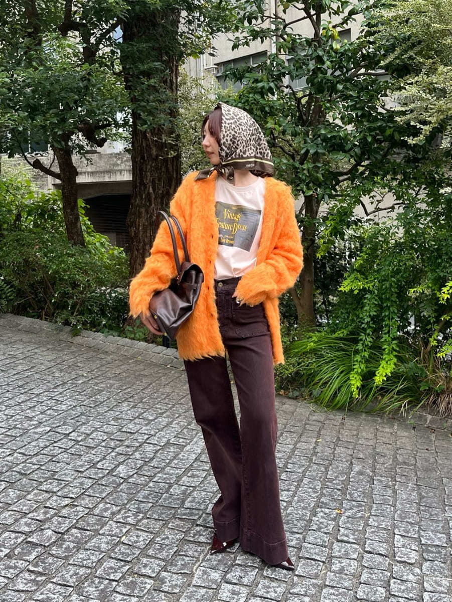 ブラウン系のデニムパンツを着用したレディースの秋コーディネートの2枚目の写真