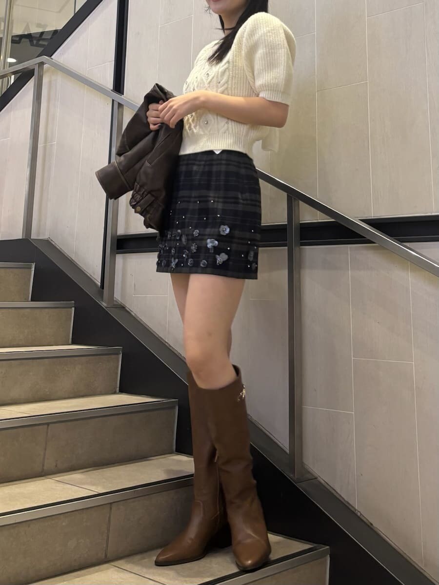 ホワイト系のニット/セーター、その他のスカート、ブラウン系のブルゾンを着用したレディースの秋コーディネートの4枚目の写真