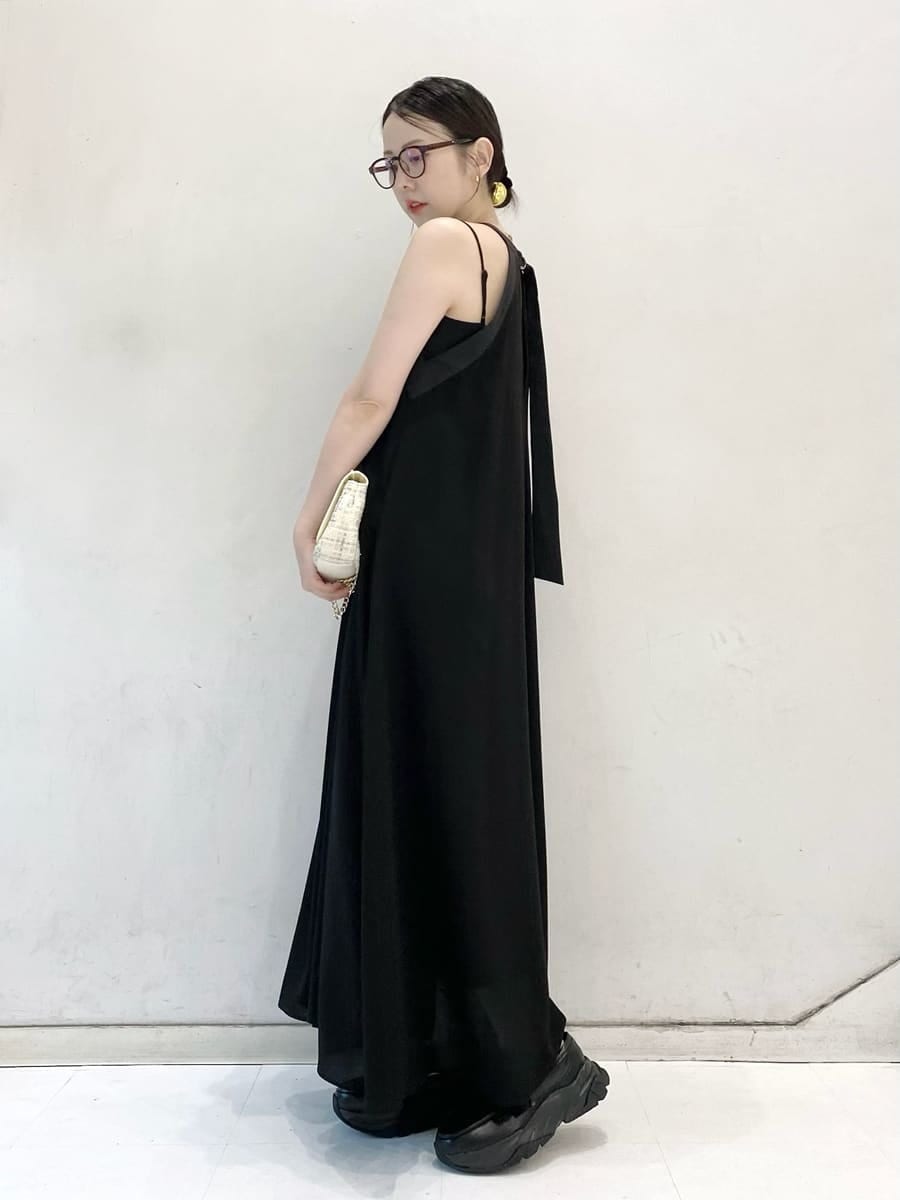 「骨格ウェーブ、イエベ春、イエローベース、モード、リラックス、モノトーンコーデ、低身長コーデ」｜「LILY BROWNのゴールドチェーンショルダーバッグ（ショルダーバッグ、ホワイト系）」を使った、LILY BROWNさん（レディース・154cm）の夏コーディネートの2枚目の写真