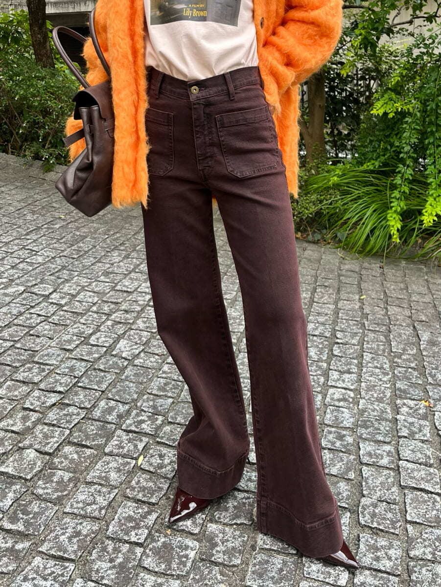 ブラウン系のデニムパンツを着用したレディースの秋コーディネートの6枚目の写真