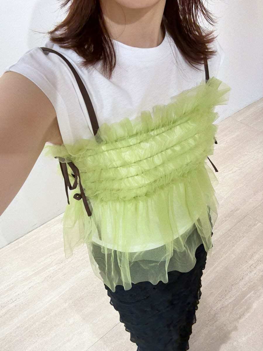 「骨格ウェーブ、ブルベ夏、ブルーベース、Tシャツ、パステルカラー、スカート、レイヤード、デートコーデ、カジュアルテイスト、チュール、高身長コーデ」｜「LILY BROWNのチュールビスチェセットTシャツ（Tシャツ/カットソー、グリーン系）」を使った、LILY BROWNさん（レディース・163cm）の夏コーディネートの8枚目の写真