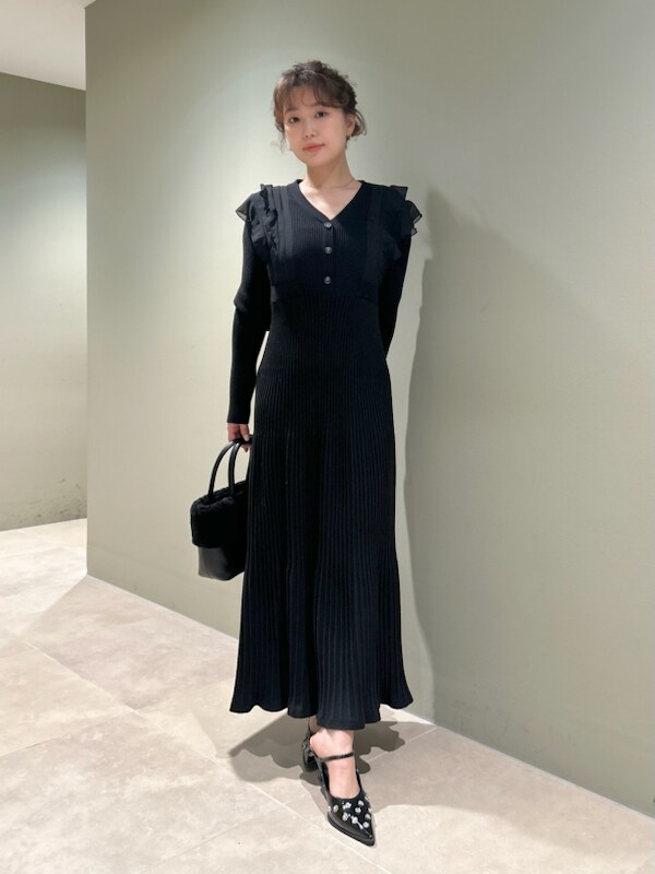 「骨格ストレート、イエベ秋、イエローベース、アウター、ワンピース、モノトーンコーデ、スタイルアップ、カラーコディネート」｜「LILY BROWNのエンブロイダリーコクーンコート（その他アウター、ブルー系）」を使った、LILY BROWNさん（レディース・150cm）の冬コーディネートの2枚目の写真