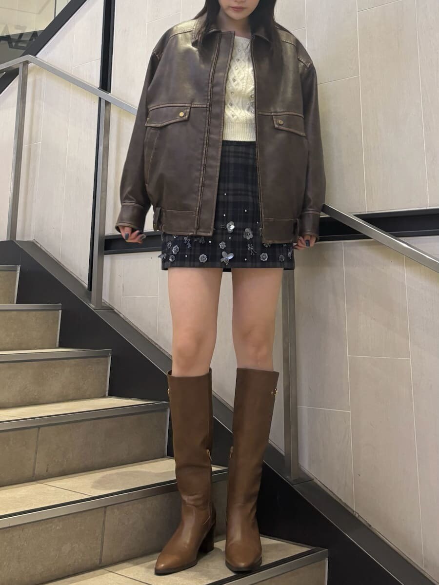 ホワイト系のニット/セーター、その他のスカート、ブラウン系のブルゾンを着用したレディースの秋コーディネートの8枚目の写真