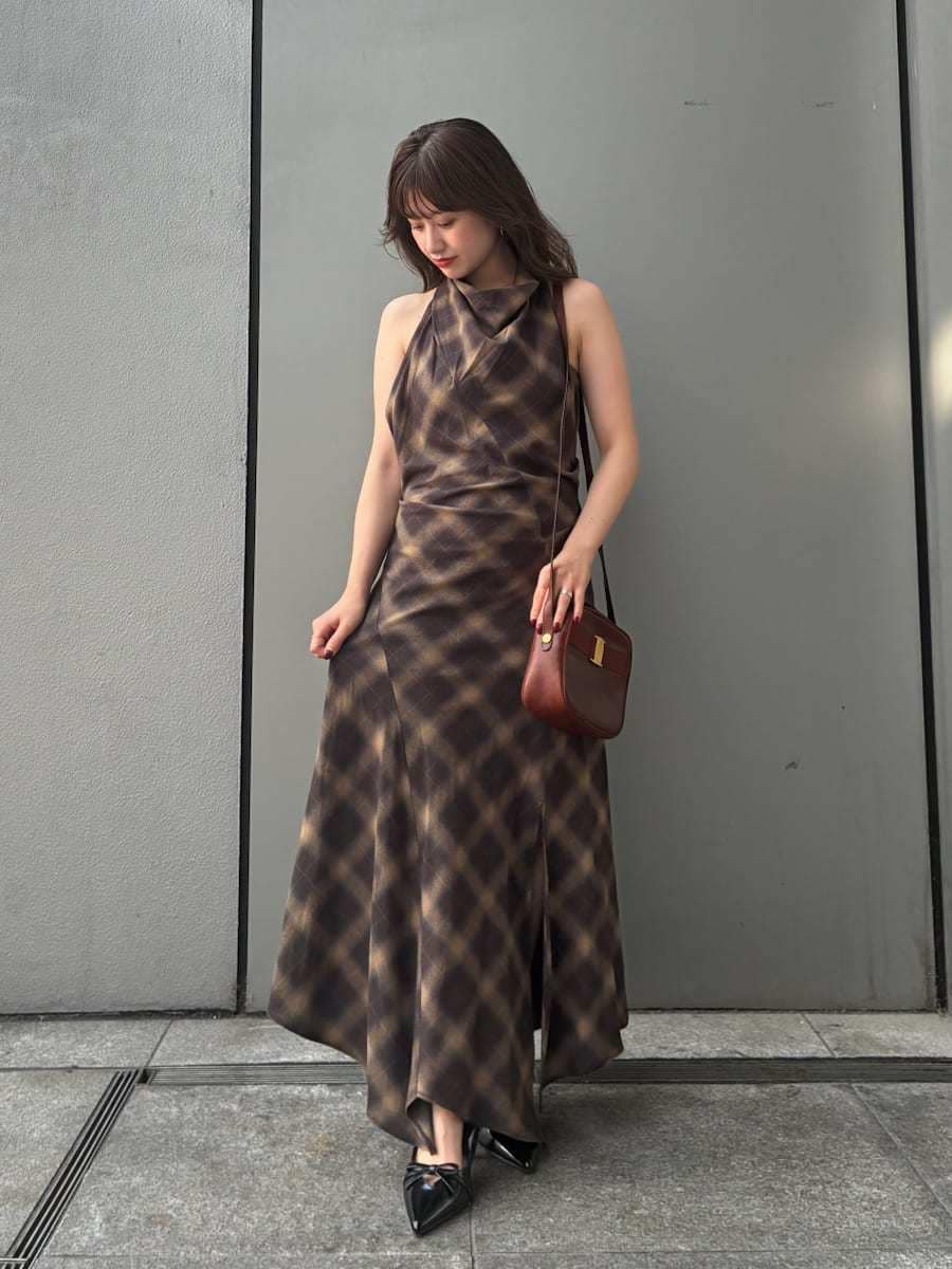 ブラウン系のワンピース、ブラック系のパンプスを着用したレディースの夏コーディネートの2枚目の写真
