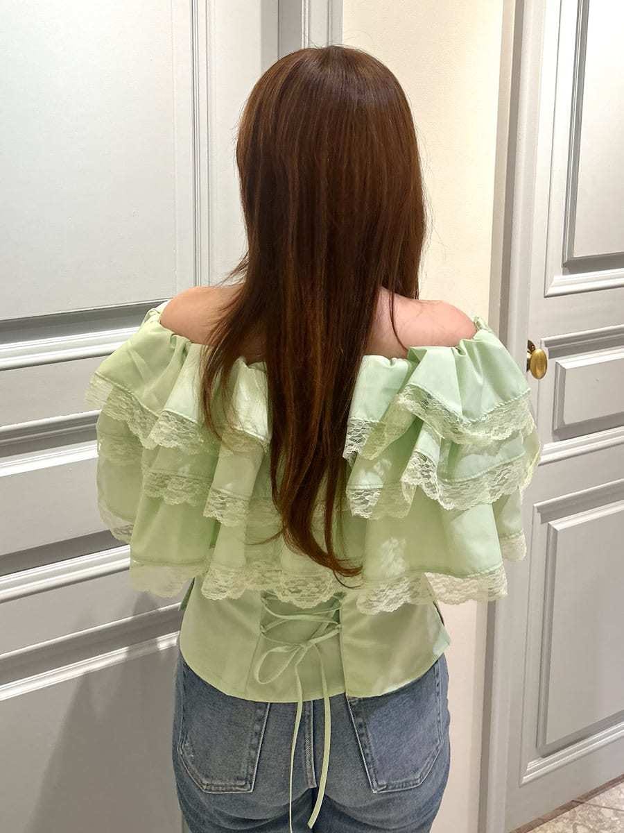 ブルー系のデニムパンツ、グリーン系のシャツ/ブラウスを着用したレディースの春コーディネートの4枚目の写真