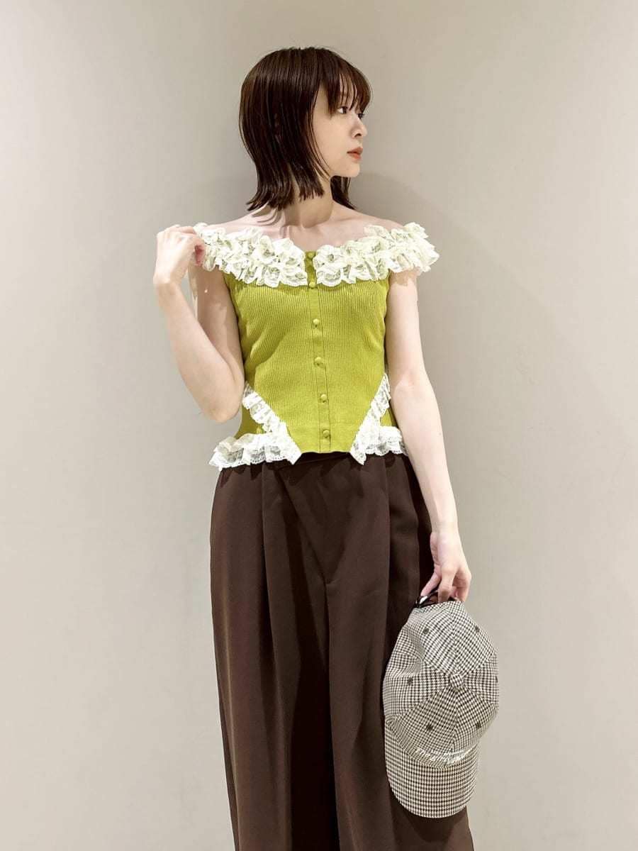 「骨格ウェーブ、イエベ春、イエローベース、タンクトップ、パンツスタイル、スタイルアップ、カラーコディネート、フリル」｜「LILY BROWNの2wayレースフリルニットトップス（ニット/セーター、グリーン系）」を使った、LILY BROWNさん（レディース・157cm）の夏コーディネートの6枚目の写真