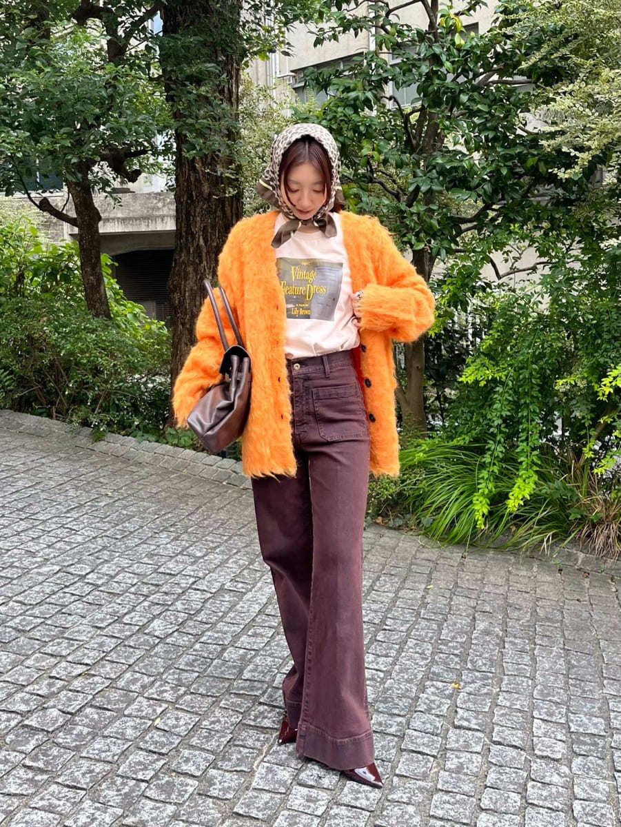 ブラウン系のデニムパンツを着用したレディースの秋コーディネートの4枚目の写真