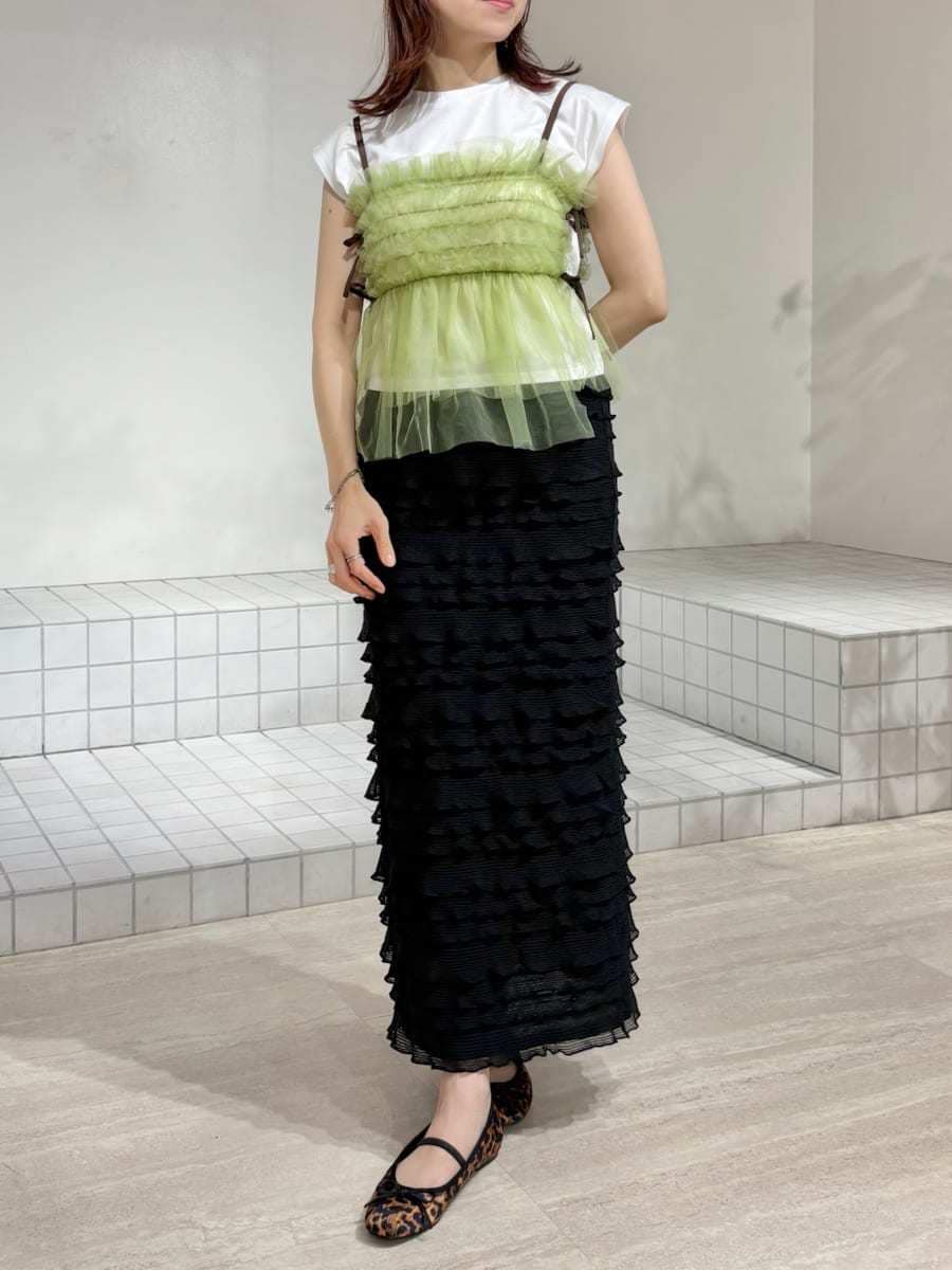 「骨格ウェーブ、ブルベ夏、ブルーベース、Tシャツ、パステルカラー、スカート、レイヤード、デートコーデ、カジュアルテイスト、チュール、高身長コーデ」｜「LILY BROWNのチュールビスチェセットTシャツ（Tシャツ/カットソー、グリーン系）」を使った、LILY BROWNさん（レディース・163cm）の夏コーディネートの4枚目の写真