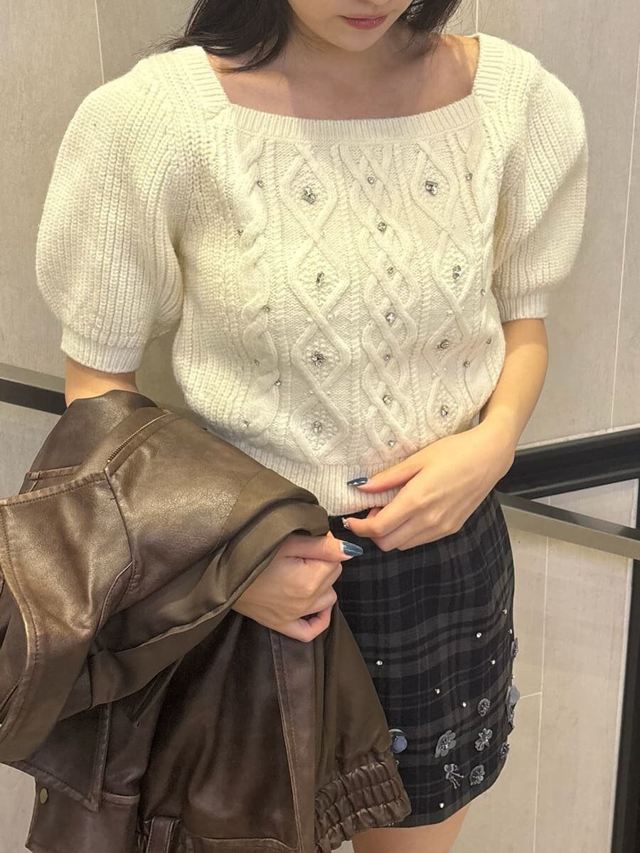 ホワイト系のニット/セーター、その他のスカート、ブラウン系のブルゾンを着用したレディースの秋コーディネートの6枚目の写真