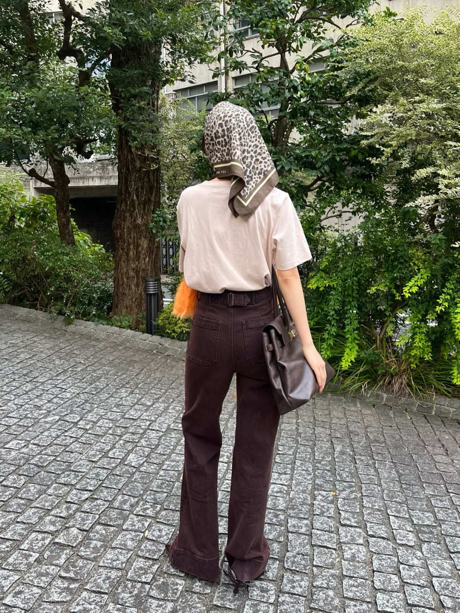 ブラウン系のデニムパンツを着用したレディースの秋コーディネートの9枚目の写真