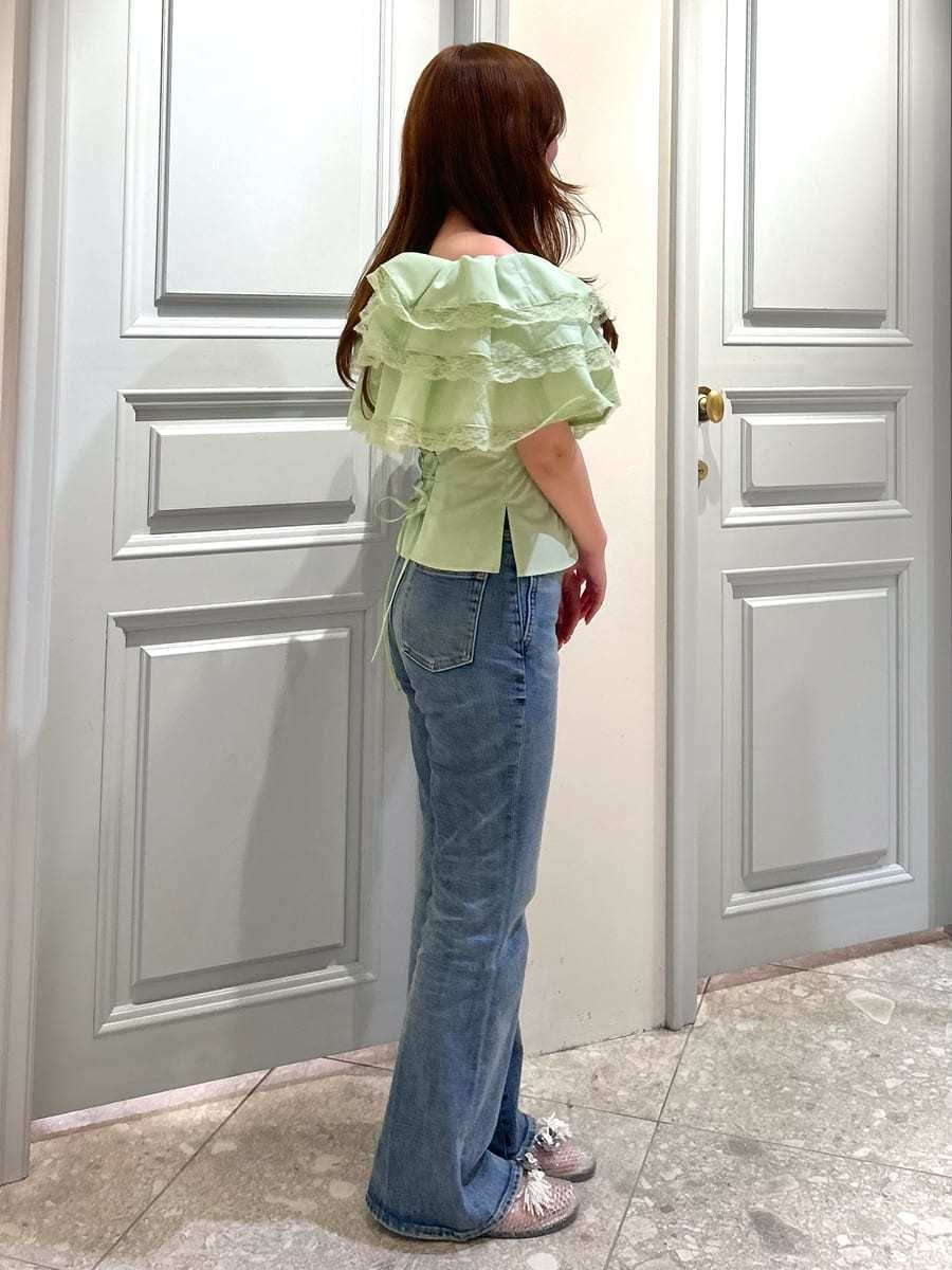 ブルー系のデニムパンツ、グリーン系のシャツ/ブラウスを着用したレディースの春コーディネートの3枚目の写真