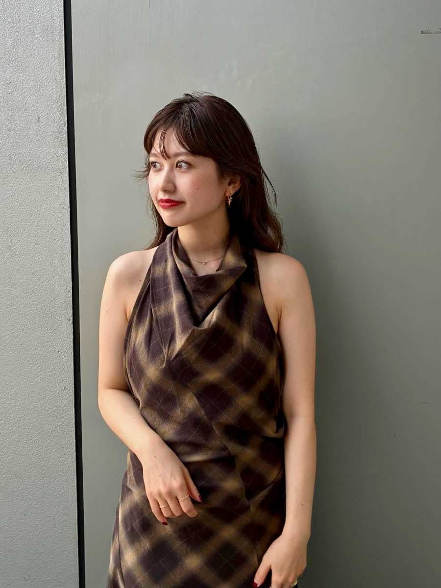 ブラウン系のワンピース、ブラック系のパンプスを着用したレディースの夏コーディネートの6枚目の写真