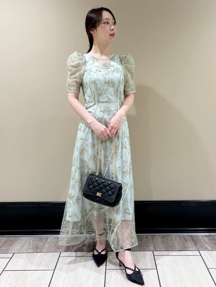 LILY BROWNさんの「チュール刺繍ドレス（LILY BROWN）」を使ったコーディネートの4枚目の写真