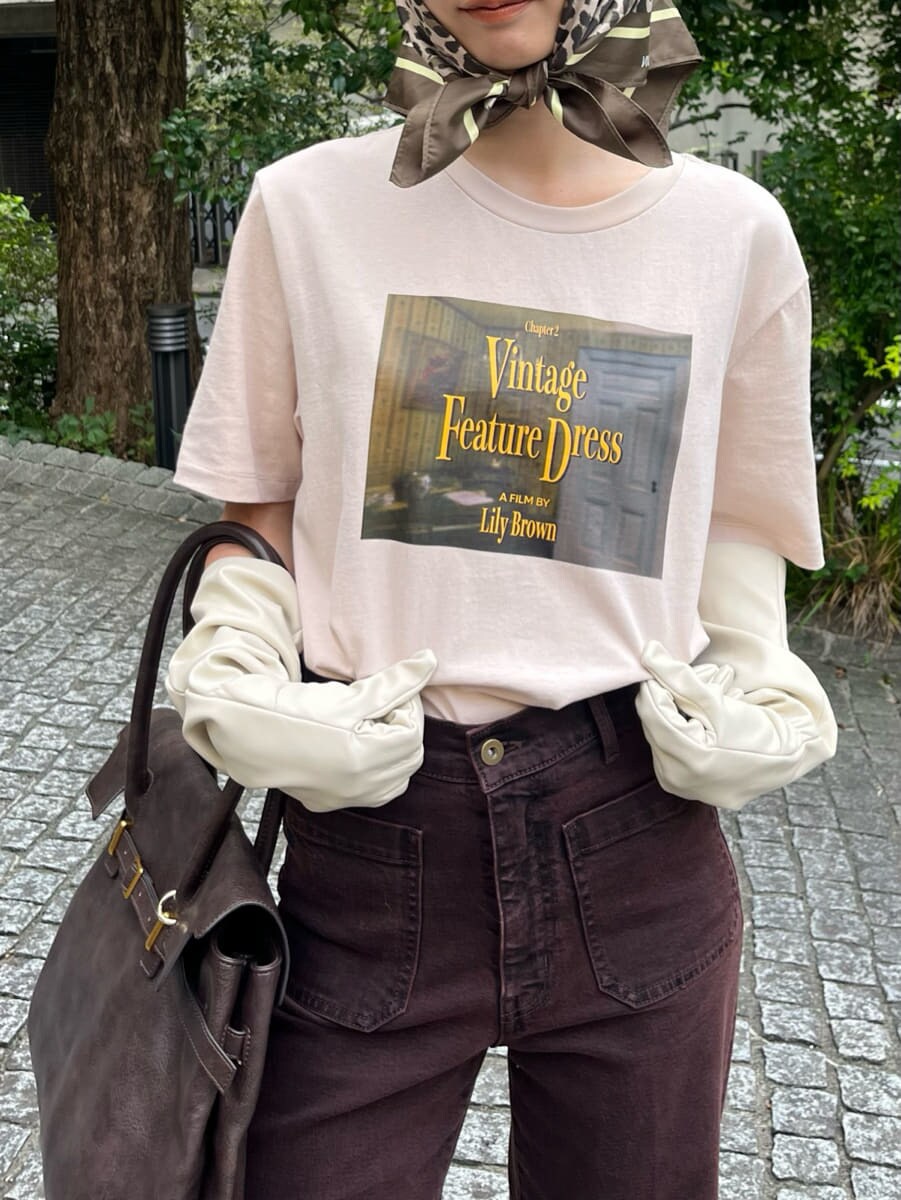 ブラウン系のデニムパンツを着用したレディースの秋コーディネートの8枚目の写真