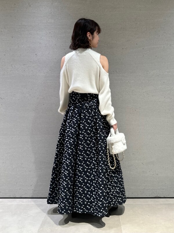 「骨格ウェーブ、ジャガード、イエベ春、イエローベース、冬の一押しニット、花柄アイテム、アウター、スカート、モノトーンコーデ、デートコーデ、柄アイテム、低身長コーデ、ビジュー」|「LILY BROWNのウールジャケットコート(その他アウター、グレー系)」を使った、LILY BROWNさん(レディース・152cm)の冬コーディネートの8枚目の写真