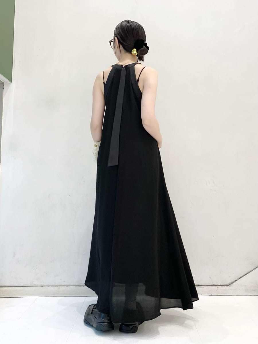 「骨格ウェーブ、イエベ春、イエローベース、モード、リラックス、モノトーンコーデ、低身長コーデ」｜「LILY BROWNのゴールドチェーンショルダーバッグ（ショルダーバッグ、ホワイト系）」を使った、LILY BROWNさん（レディース・154cm）の夏コーディネートの4枚目の写真