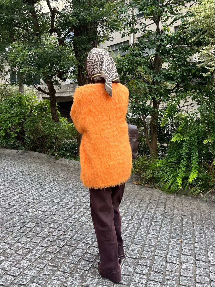 ブラウン系のデニムパンツを着用したレディースの秋コーディネートの7枚目の写真