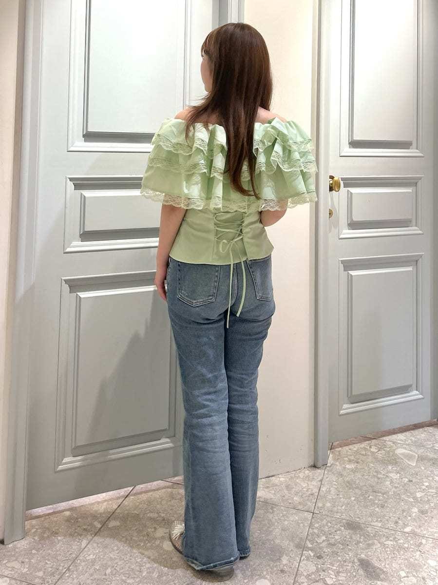 ブルー系のデニムパンツ、グリーン系のシャツ/ブラウスを着用したレディースの春コーディネートの6枚目の写真