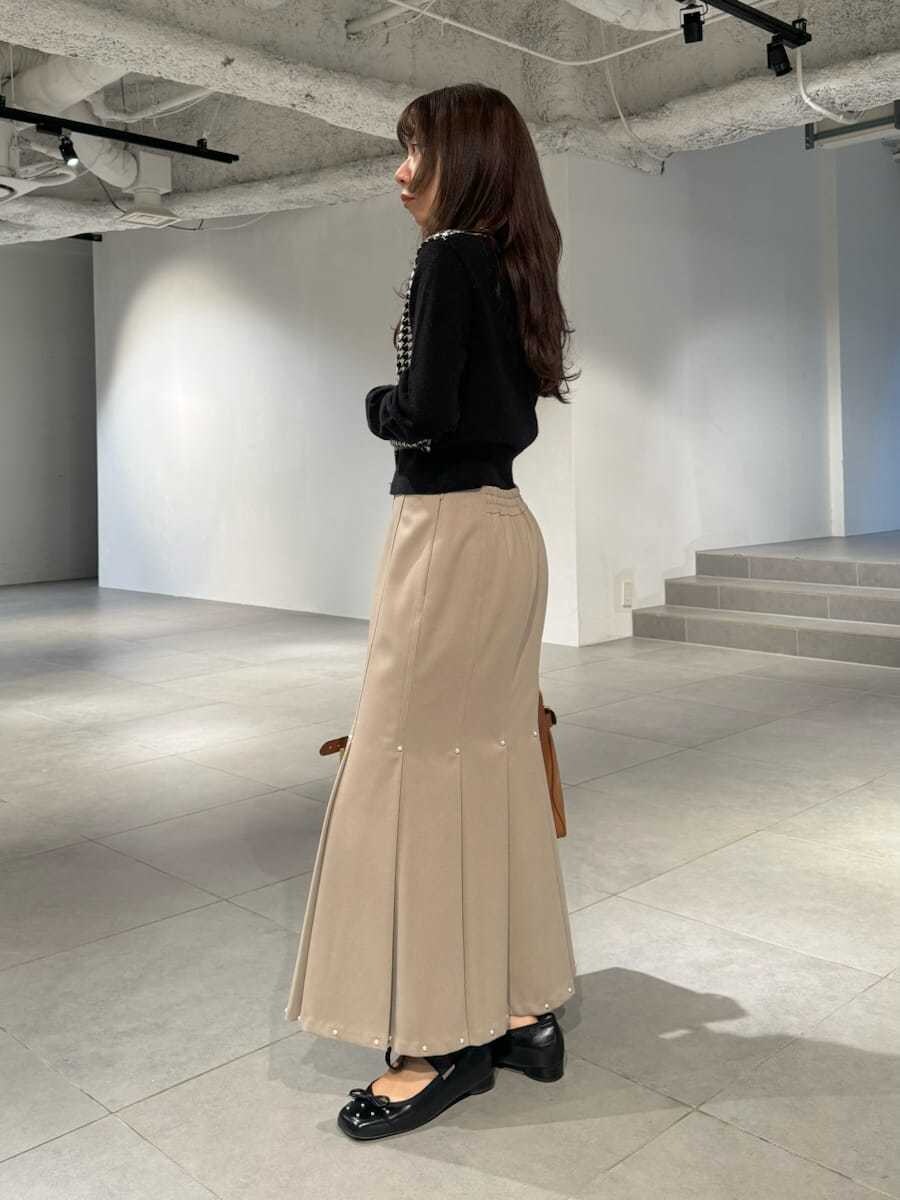 その他のカーディガン/ボレロ、イエロー系のトートバッグ、ブラック系のパンプスを着用したレディースの冬コーディネートの5枚目の写真