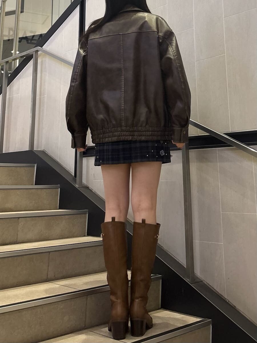 ホワイト系のニット/セーター、その他のスカート、ブラウン系のブルゾンを着用したレディースの秋コーディネートの9枚目の写真