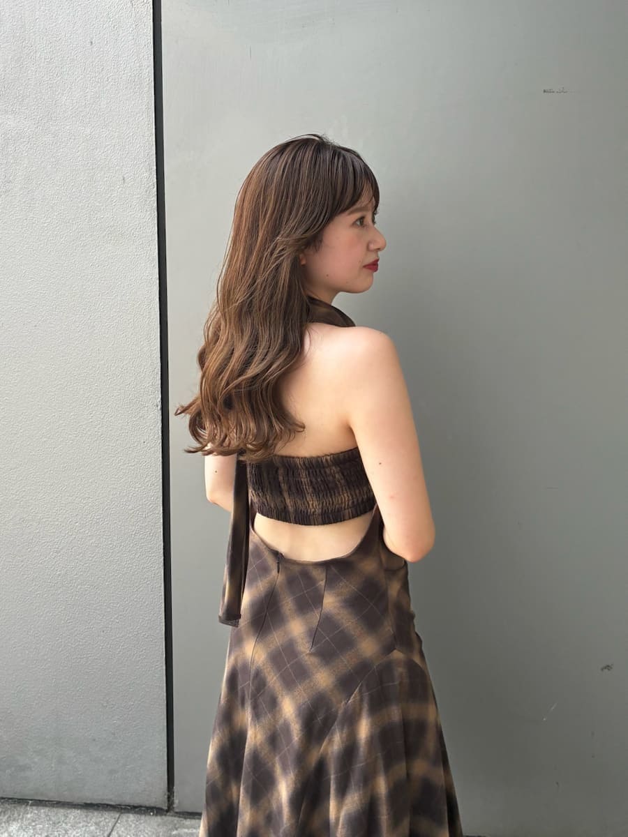ブラウン系のワンピース、ブラック系のパンプスを着用したレディースの夏コーディネートの7枚目の写真