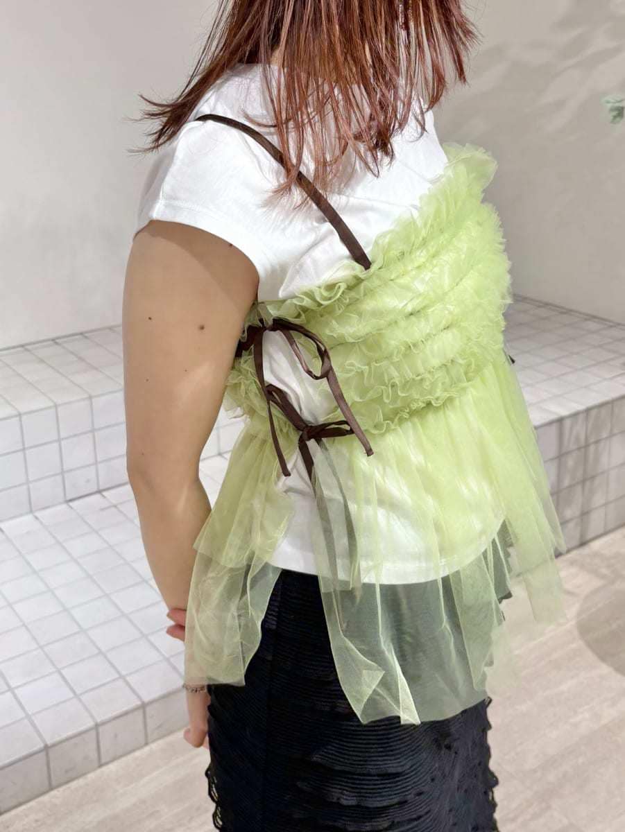 「骨格ウェーブ、ブルベ夏、ブルーベース、Tシャツ、パステルカラー、スカート、レイヤード、デートコーデ、カジュアルテイスト、チュール、高身長コーデ」｜「LILY BROWNのチュールビスチェセットTシャツ（Tシャツ/カットソー、グリーン系）」を使った、LILY BROWNさん（レディース・163cm）の夏コーディネートの6枚目の写真