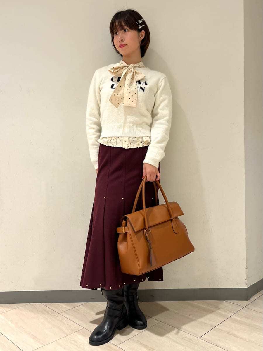 その他のシャツ/ブラウス、イエロー系のトートバッグ、ブラック系のヘアピンを着用したレディースの冬コーディネートの4枚目の写真