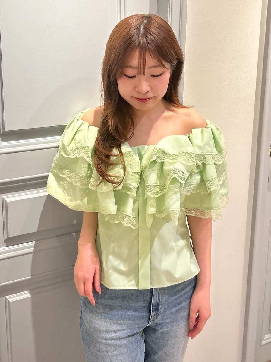 ブルー系のデニムパンツ、グリーン系のシャツ/ブラウスを着用したレディースの春コーディネートの7枚目の写真