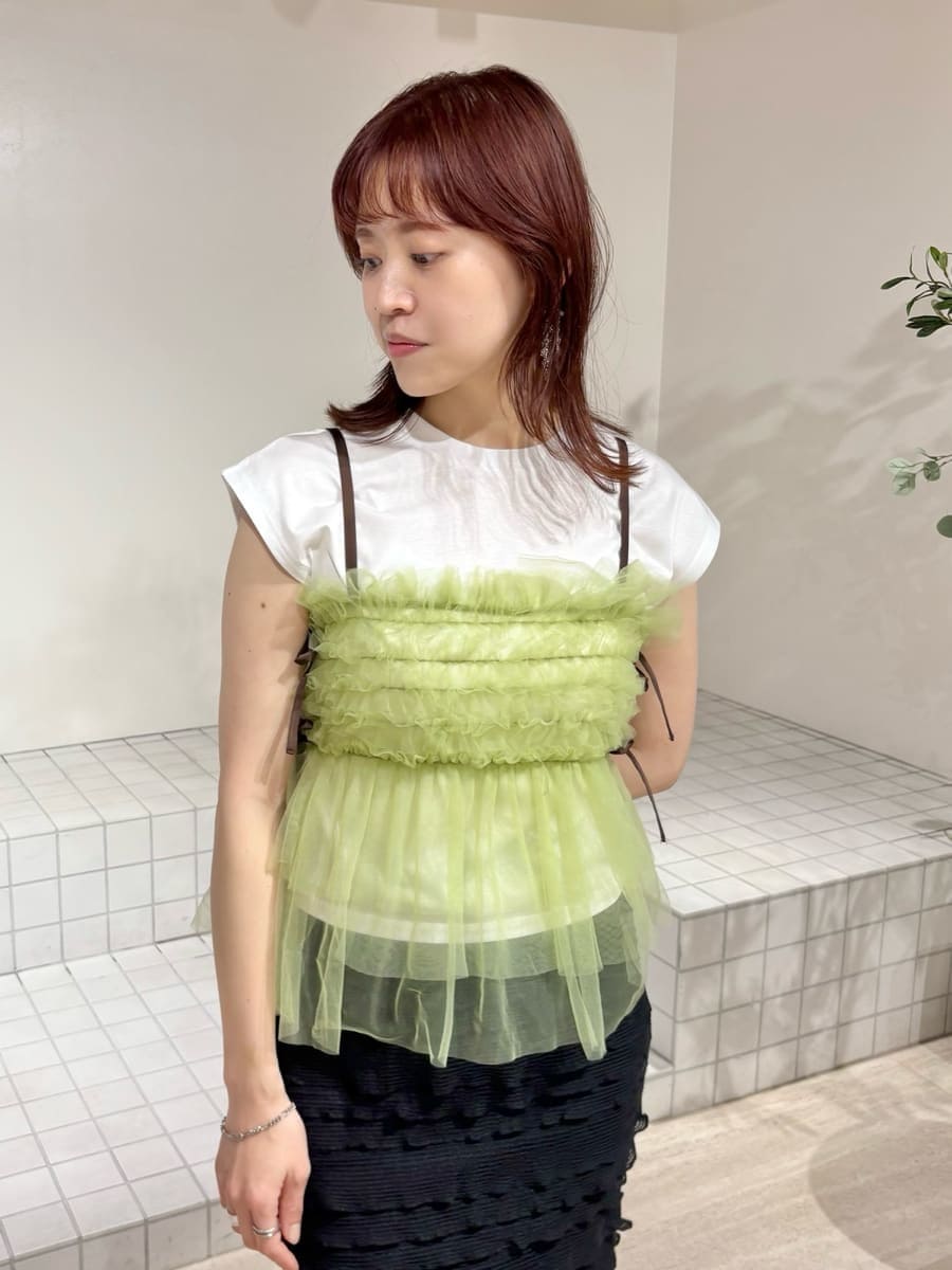 「骨格ウェーブ、ブルベ夏、ブルーベース、Tシャツ、パステルカラー、スカート、レイヤード、デートコーデ、カジュアルテイスト、チュール、高身長コーデ」｜「LILY BROWNのチュールビスチェセットTシャツ（Tシャツ/カットソー、グリーン系）」を使った、LILY BROWNさん（レディース・163cm）の夏コーディネートの5枚目の写真