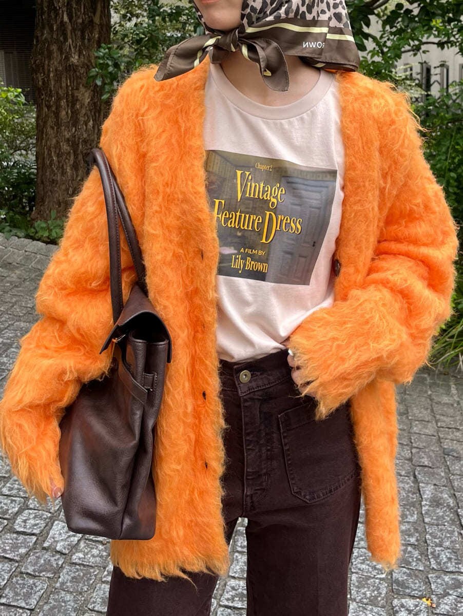 ブラウン系のデニムパンツを着用したレディースの秋コーディネートの3枚目の写真