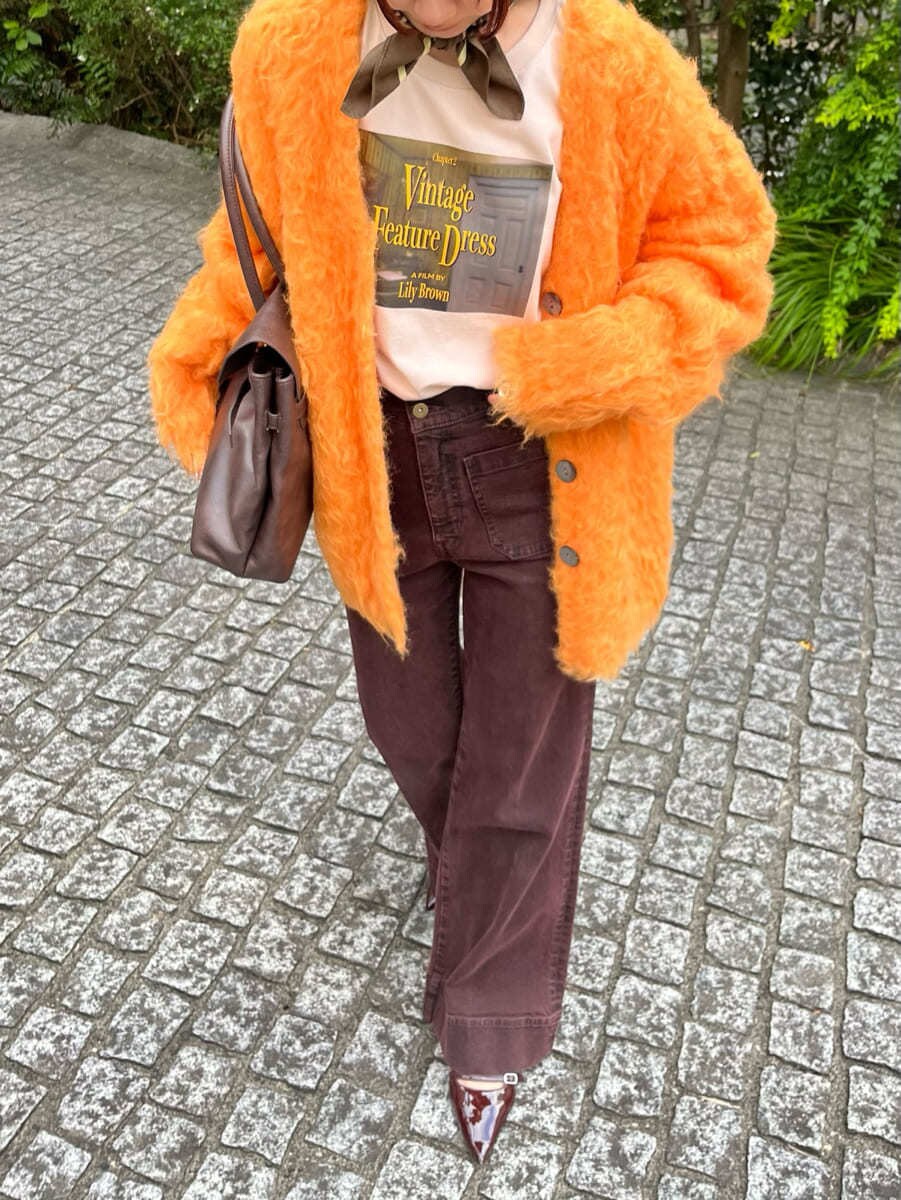 ブラウン系のデニムパンツを着用したレディースの秋コーディネートの5枚目の写真