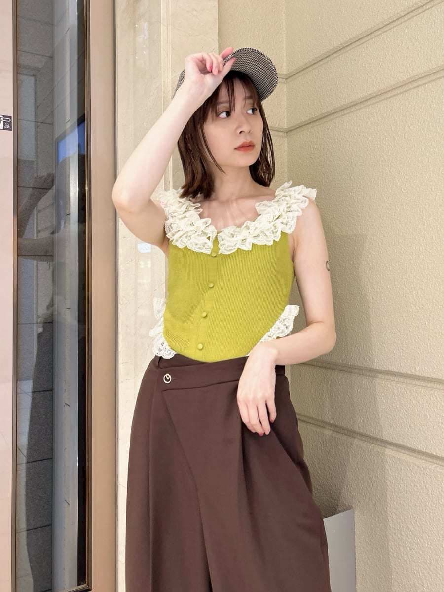 「骨格ウェーブ、イエベ春、イエローベース、タンクトップ、パンツスタイル、スタイルアップ、カラーコディネート、フリル」｜「LILY BROWNの2wayレースフリルニットトップス（ニット/セーター、グリーン系）」を使った、LILY BROWNさん（レディース・157cm）の夏コーディネートの9枚目の写真