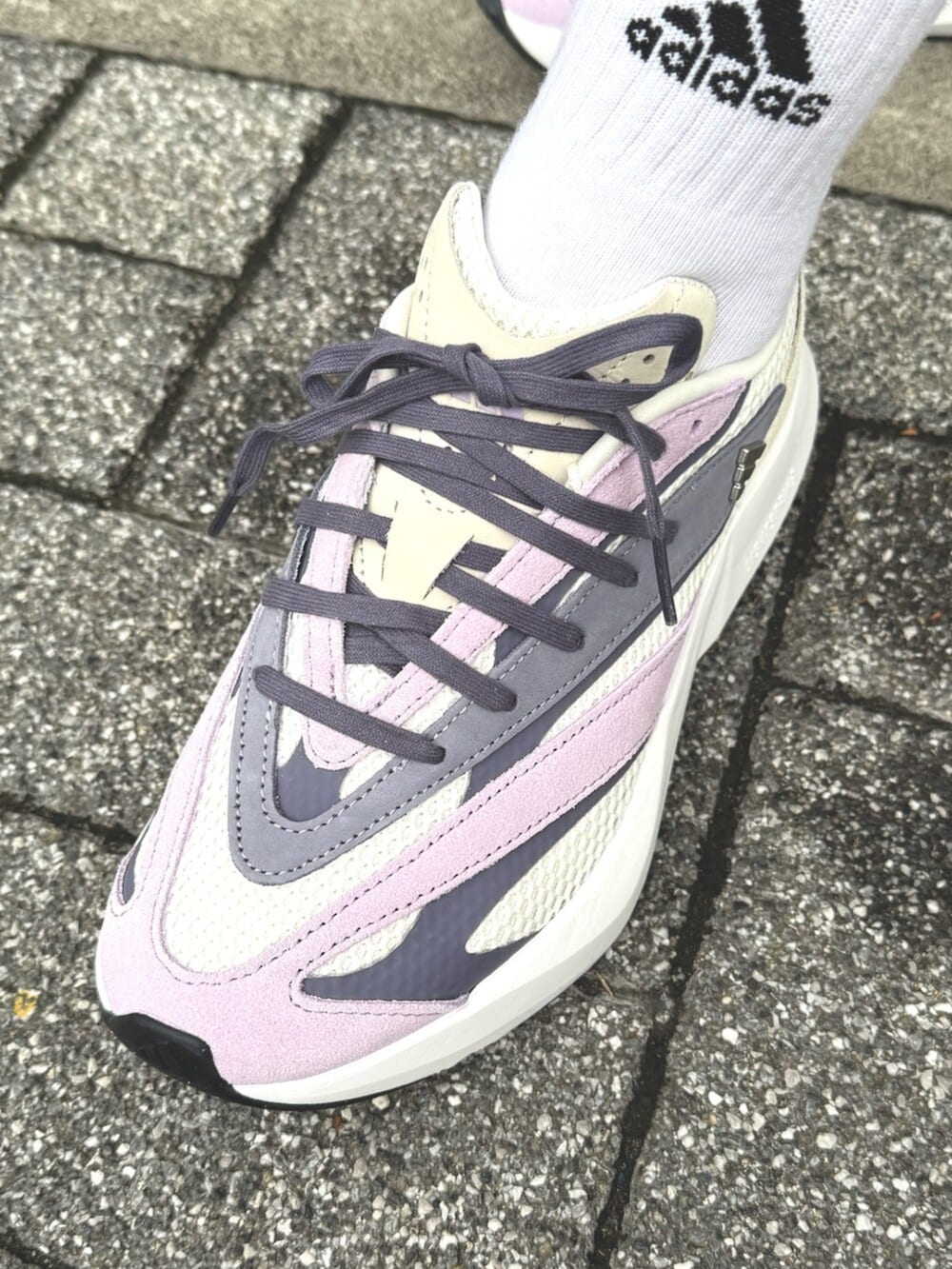 パープル系のパーカー、パープル系のその他パンツ、ホワイト系のスニーカーを着用したレディースの秋コーディネートの4枚目の写真