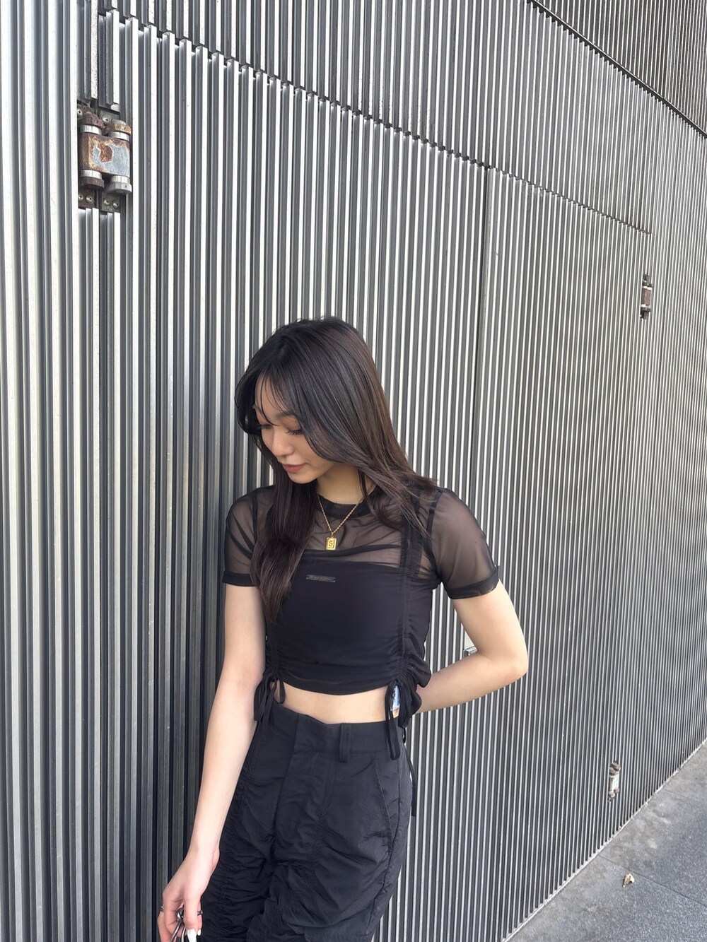 ブラック系のTシャツ/カットソー、ブラック系のキャミソール、ブラック系のその他パンツを着用したレディースの春コーディネートの3枚目の写真