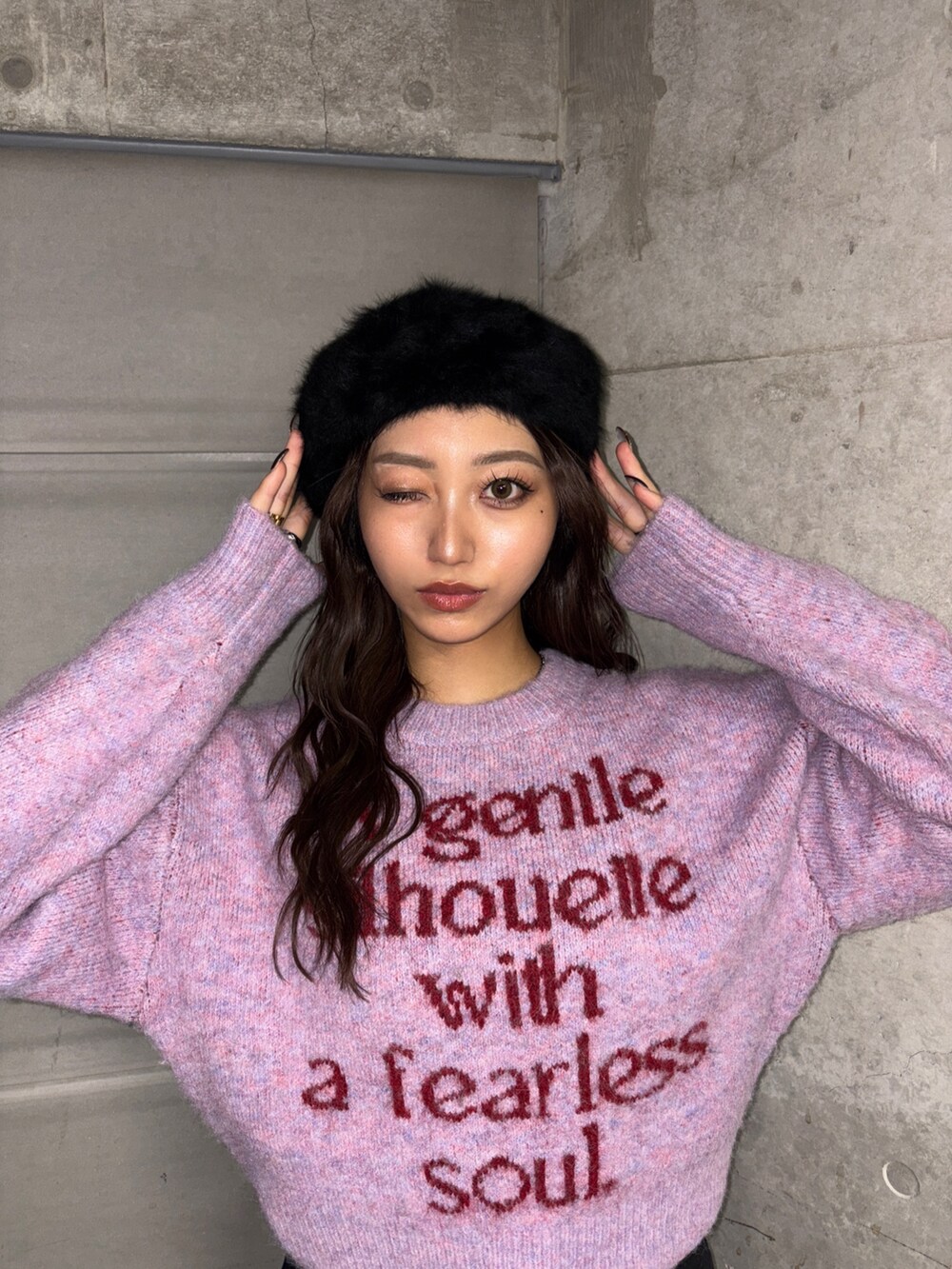 ピンク系のニット/セーターを着用したレディースの秋コーディネートの3枚目の写真