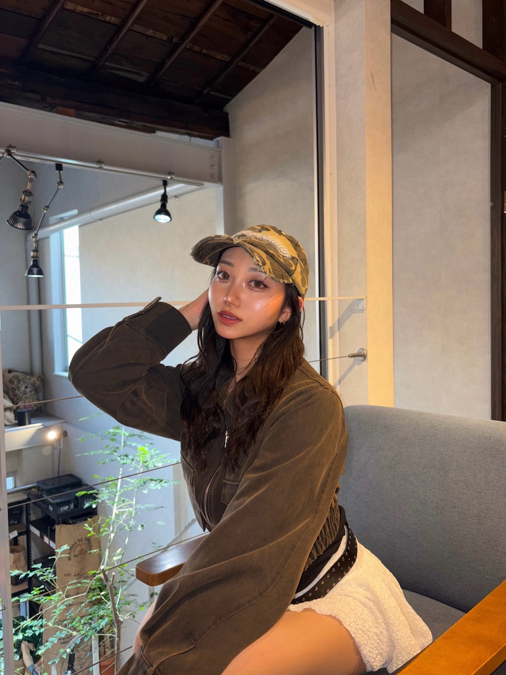 ブラウン系のブルゾンを着用したレディースの冬コーディネートの4枚目の写真