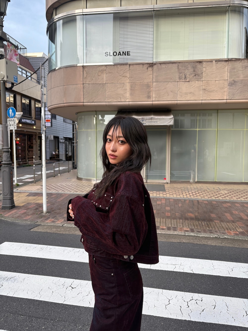 レッド系のデニムジャケット、レッド系のデニムパンツを着用したレディースの夏コーディネートの2枚目の写真