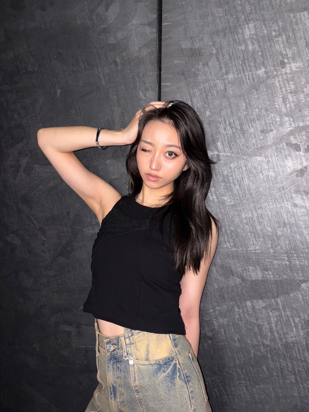 ブラック系のタンクトップ、その他のデニムパンツを着用したレディースの夏コーディネートの5枚目の写真