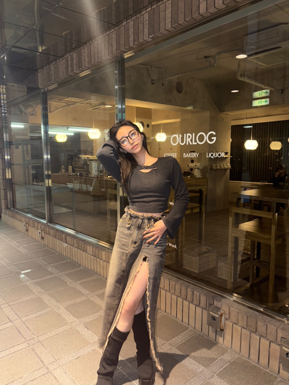 グレー系のTシャツ/カットソー、ブラック系のブーツを着用したレディースの冬コーディネートの3枚目の写真